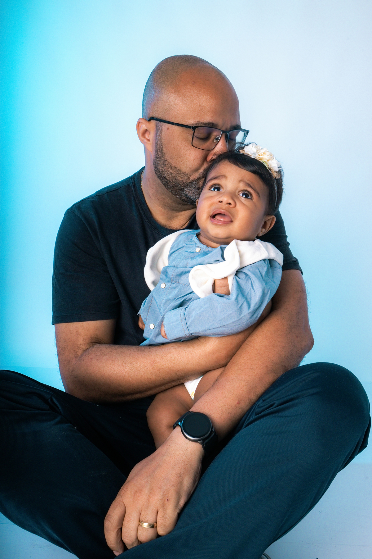 Acompanhamento, ensaio de criança, ensaio fotográfico, mãe de menina, pai de menina, flores, florzinha, balde, bacia, coroa de flores, bebê, menina, filha, família, foto de criança, foto de bebê, smash the cake, smash the fruit