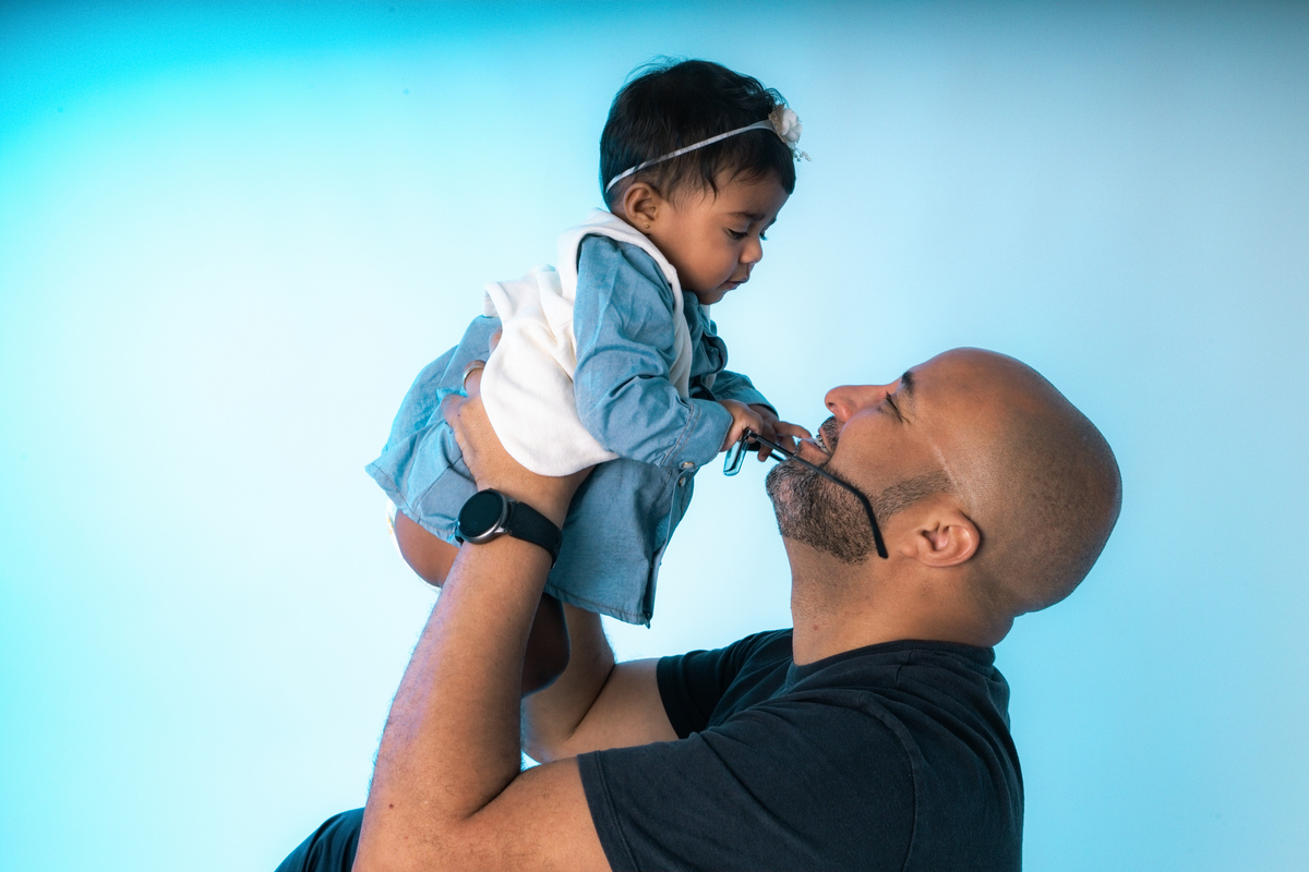 Acompanhamento, ensaio de criança, ensaio fotográfico, mãe de menina, pai de menina, flores, florzinha, balde, bacia, coroa de flores, bebê, menina, filha, família, foto de criança, foto de bebê, smash the cake, smash the fruit