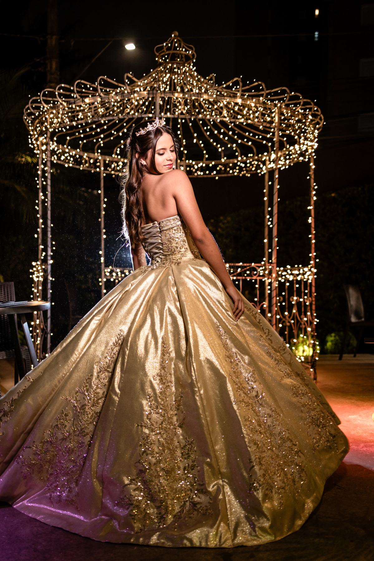 15anos, debutante, festade15anos, xvanos, decoracaode15anos, festaglam, decoracaomoderna, neonparty, festasofisticada, fotografiadeeventos, eventos15anos, decoracaodebutante, partydecor, cenário, brilho, requinte, estilo, decoração, vestido, balada