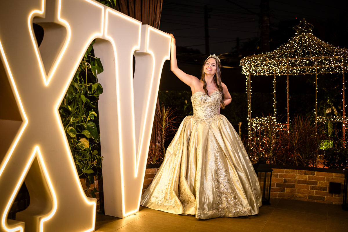 15anos, debutante, festade15anos, xvanos, decoracaode15anos, festaglam, decoracaomoderna, neonparty, festasofisticada, fotografiadeeventos, eventos15anos, decoracaodebutante, partydecor, cenário, brilho, requinte, estilo, decoração, vestido, balada
