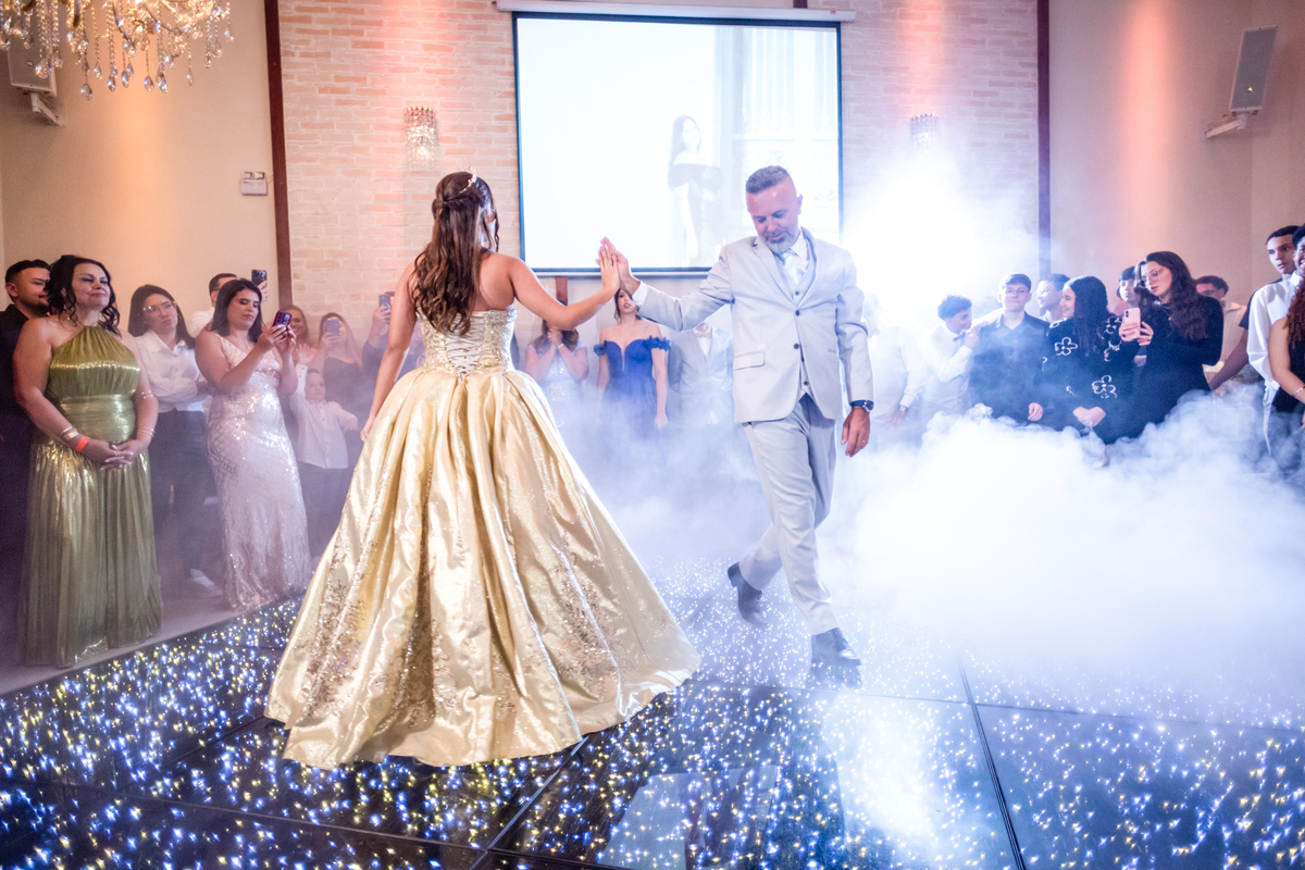 15anos, debutante, festade15anos, xvanos, decoracaode15anos, festaglam, decoracaomoderna, neonparty, festasofisticada, fotografiadeeventos, eventos15anos, decoracaodebutante, partydecor, cenário, brilho, requinte, estilo, decoração, vestido, balada