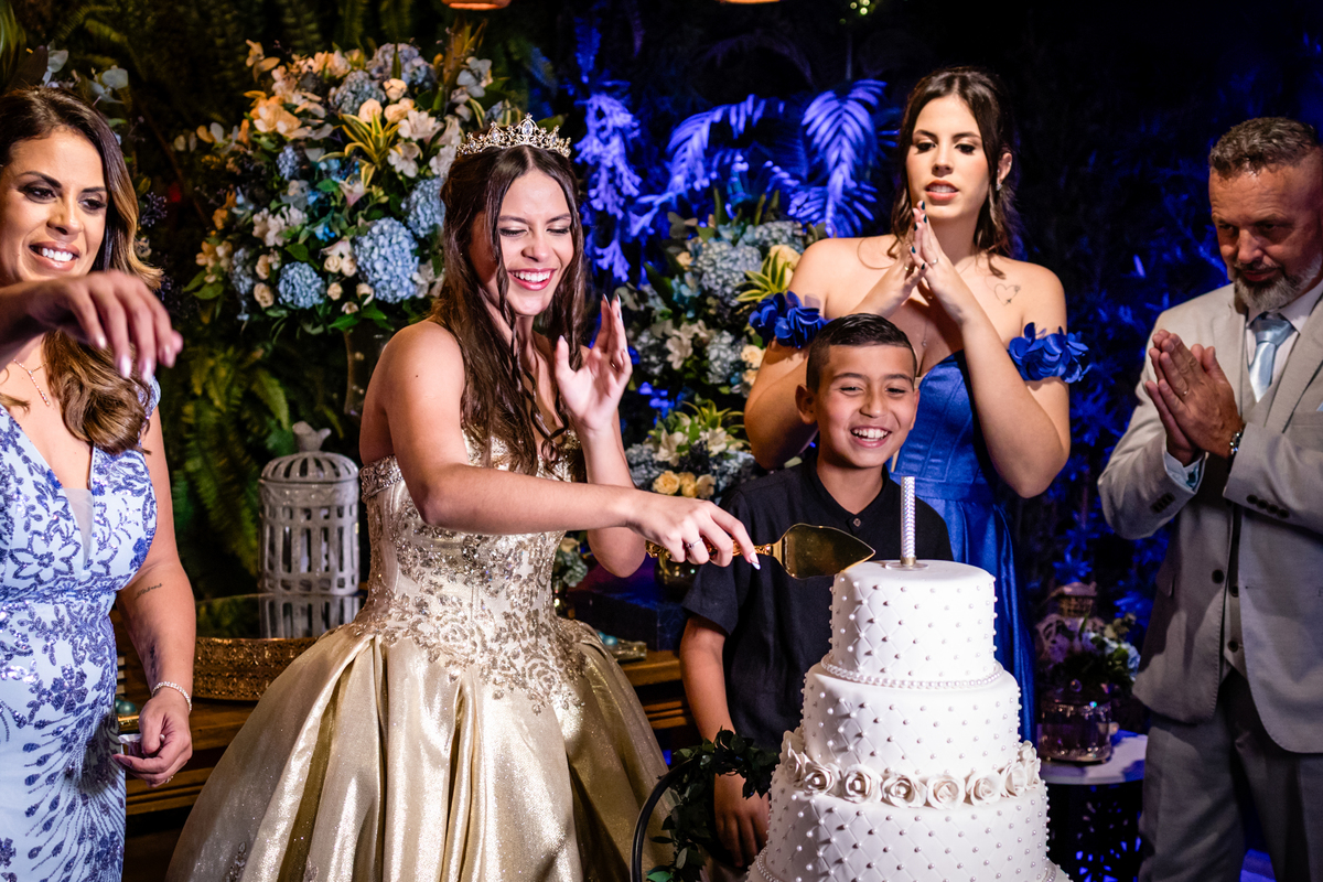 15anos, debutante, festade15anos, xvanos, decoracaode15anos, festaglam, decoracaomoderna, neonparty, festasofisticada, fotografiadeeventos, eventos15anos, decoracaodebutante, partydecor, cenário, brilho, requinte, estilo, decoração, vestido, balada