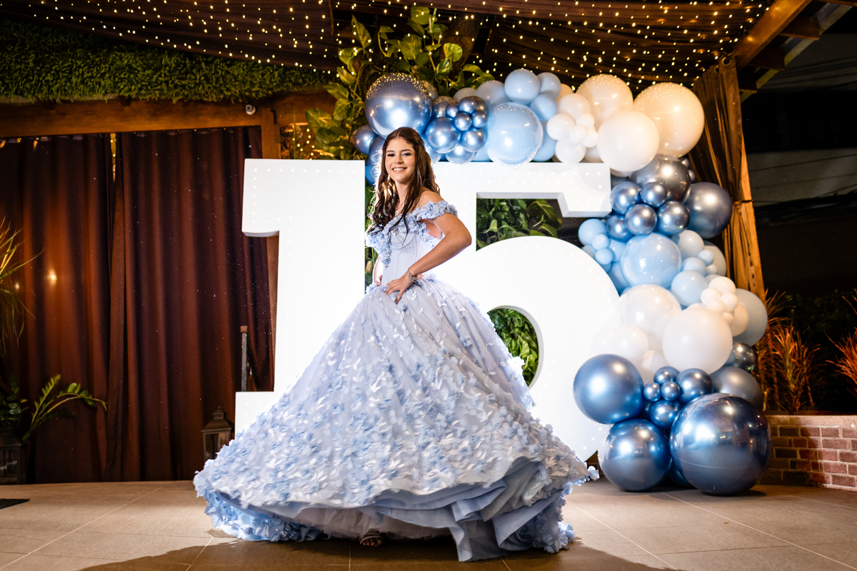 15anos, debutante, festade15anos, xvanos, decoracaode15anos, festaglam, decoracaomoderna, neonparty, festasofisticada, fotografiadeeventos, eventos15anos, decoracaodebutante, partydecor, cenário, brilho, requinte, estilo, decoração, vestido, balada