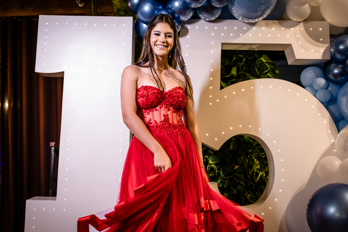 15anos, debutante, festade15anos, xvanos, decoracaode15anos, festaglam, decoracaomoderna, neonparty, festasofisticada, fotografiadeeventos, eventos15anos, decoracaodebutante, partydecor, cenário, brilho, requinte, estilo, decoração, vestido, balada
