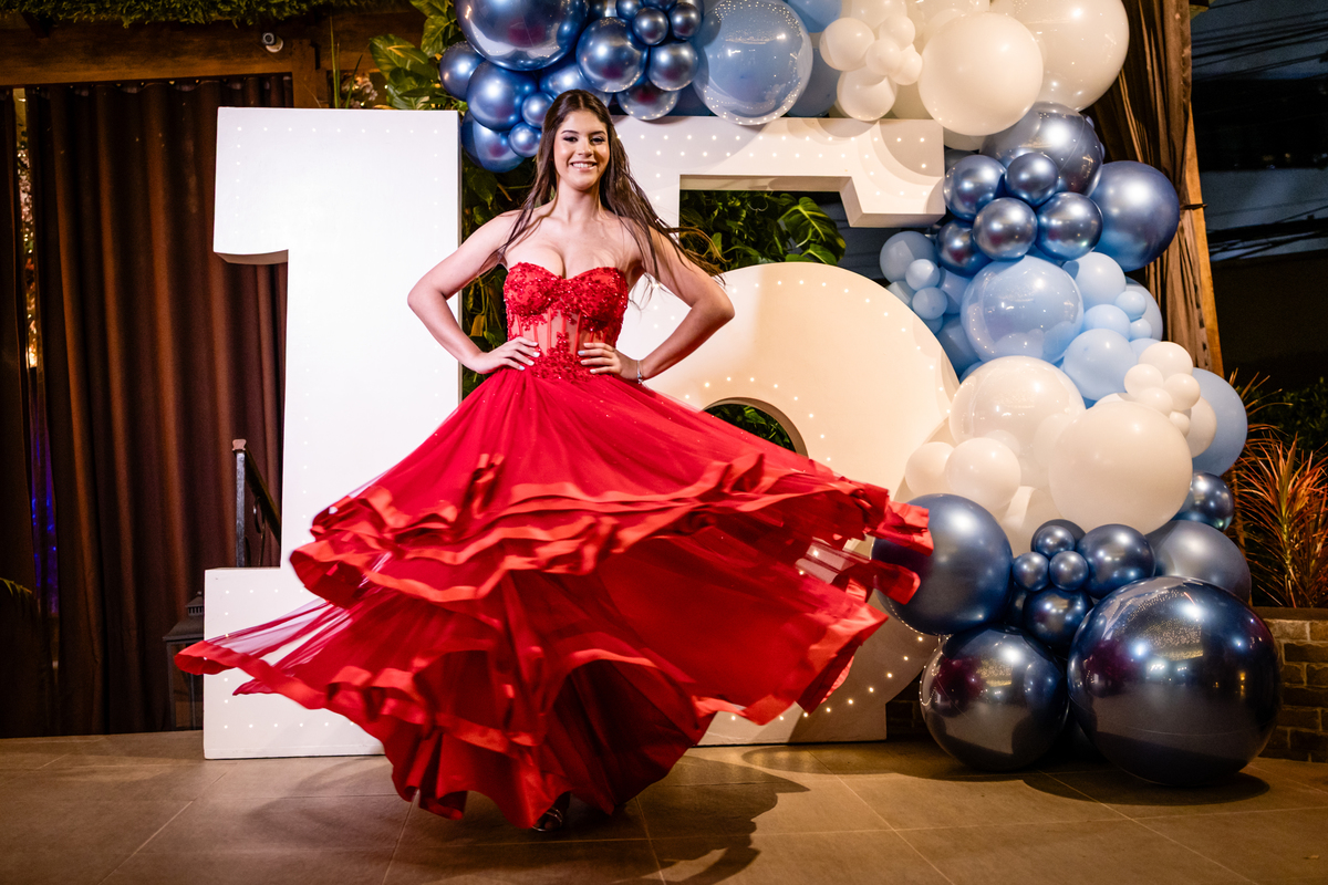 15anos, debutante, festade15anos, xvanos, decoracaode15anos, festaglam, decoracaomoderna, neonparty, festasofisticada, fotografiadeeventos, eventos15anos, decoracaodebutante, partydecor, cenário, brilho, requinte, estilo, decoração, vestido, balada