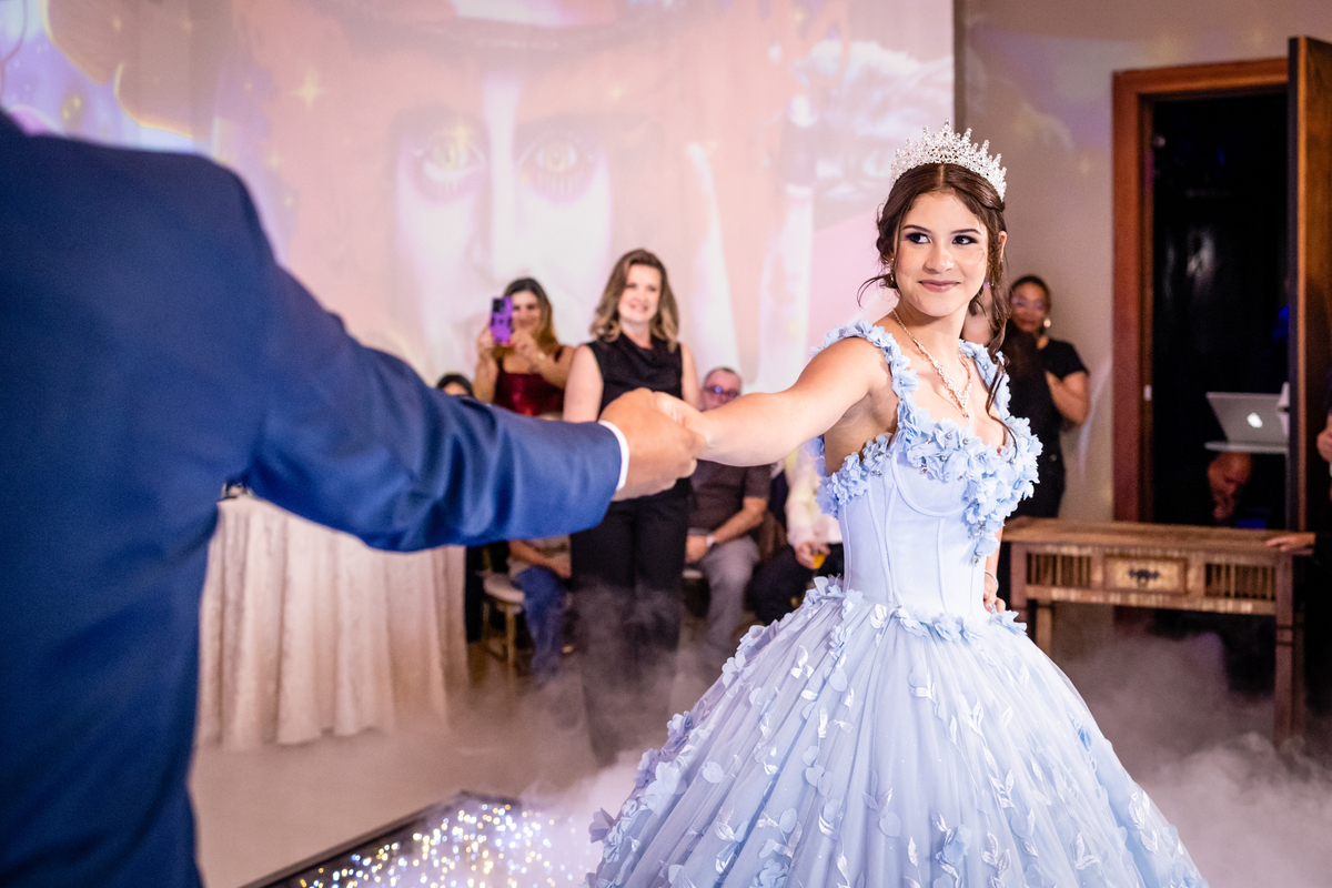 15anos, debutante, festade15anos, xvanos, decoracaode15anos, festaglam, decoracaomoderna, neonparty, festasofisticada, fotografiadeeventos, eventos15anos, decoracaodebutante, partydecor, cenário, brilho, requinte, estilo, decoração, vestido, balada