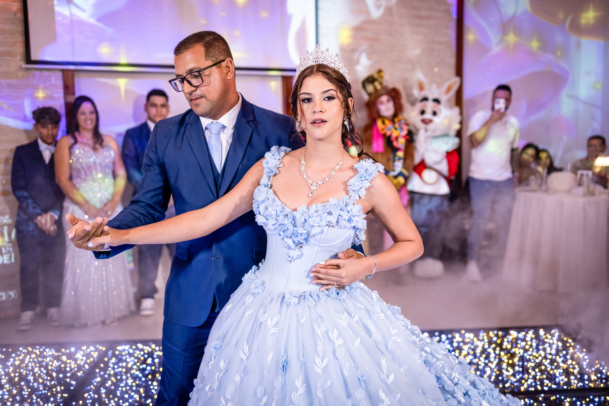 15anos, debutante, festade15anos, xvanos, decoracaode15anos, festaglam, decoracaomoderna, neonparty, festasofisticada, fotografiadeeventos, eventos15anos, decoracaodebutante, partydecor, cenário, brilho, requinte, estilo, decoração, vestido, balada