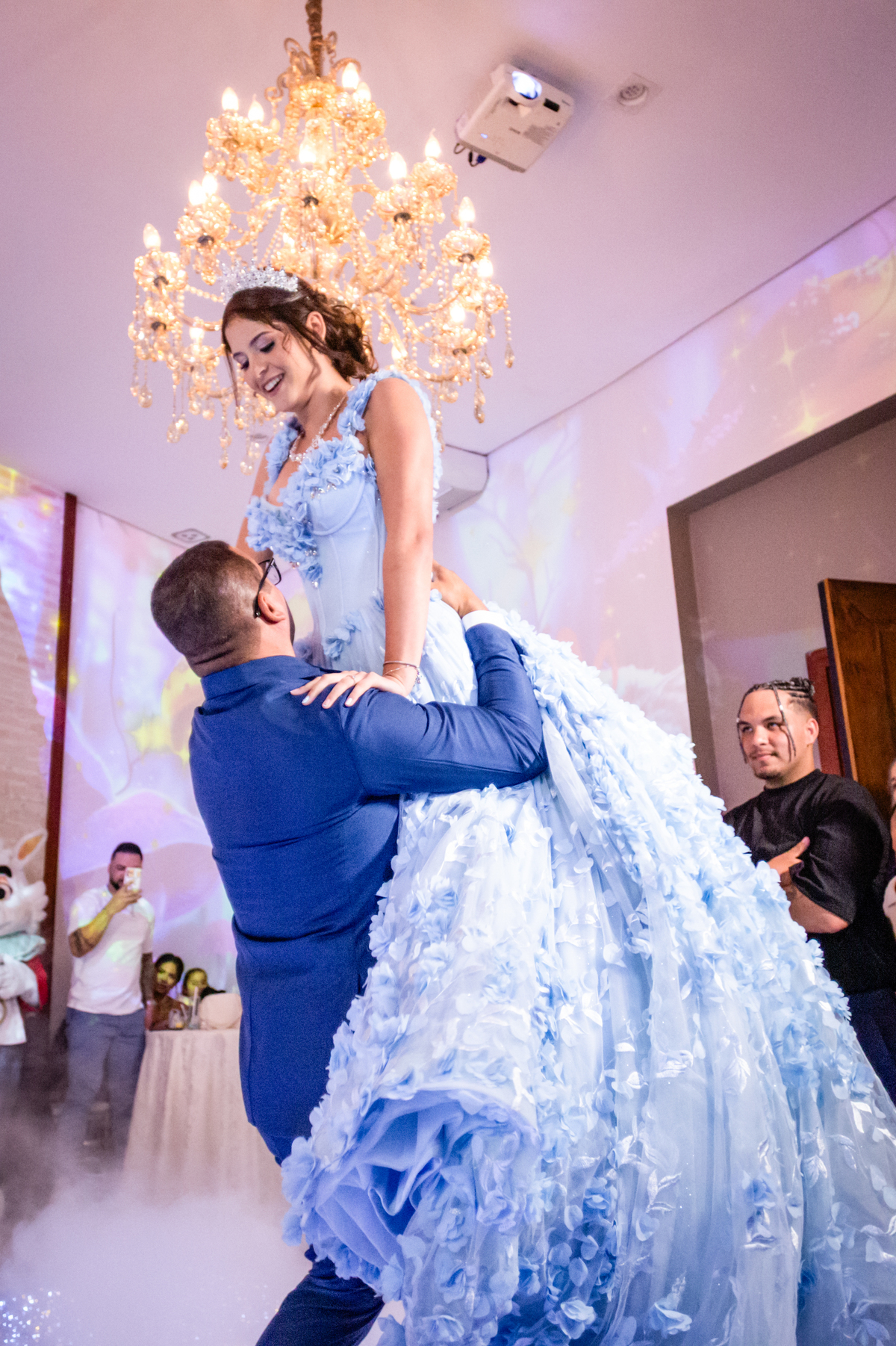 15anos, debutante, festade15anos, xvanos, decoracaode15anos, festaglam, decoracaomoderna, neonparty, festasofisticada, fotografiadeeventos, eventos15anos, decoracaodebutante, partydecor, cenário, brilho, requinte, estilo, decoração, vestido, balada