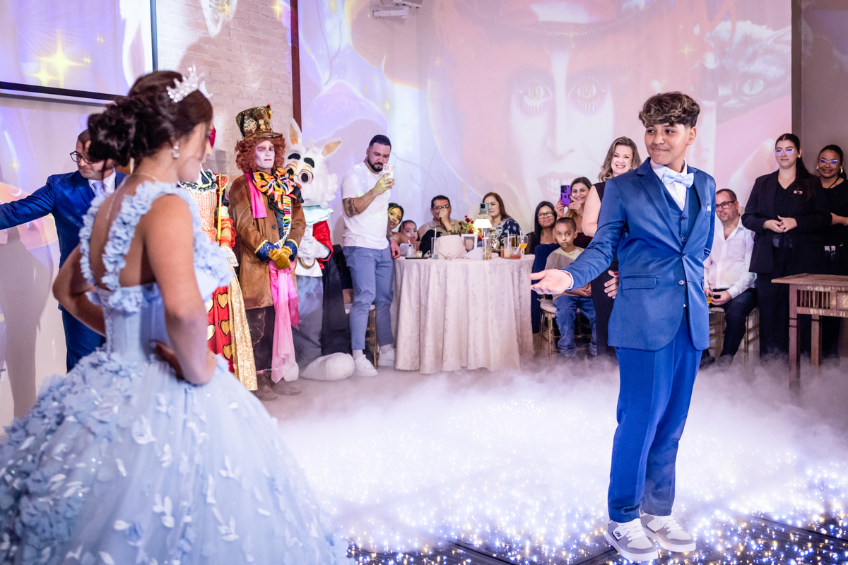 15anos, debutante, festade15anos, xvanos, decoracaode15anos, festaglam, decoracaomoderna, neonparty, festasofisticada, fotografiadeeventos, eventos15anos, decoracaodebutante, partydecor, cenário, brilho, requinte, estilo, decoração, vestido, balada