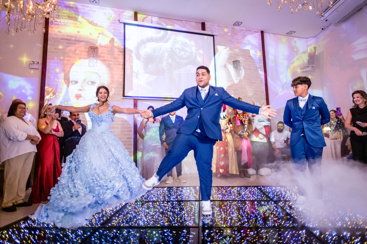 15anos, debutante, festade15anos, xvanos, decoracaode15anos, festaglam, decoracaomoderna, neonparty, festasofisticada, fotografiadeeventos, eventos15anos, decoracaodebutante, partydecor, cenário, brilho, requinte, estilo, decoração, vestido, balada