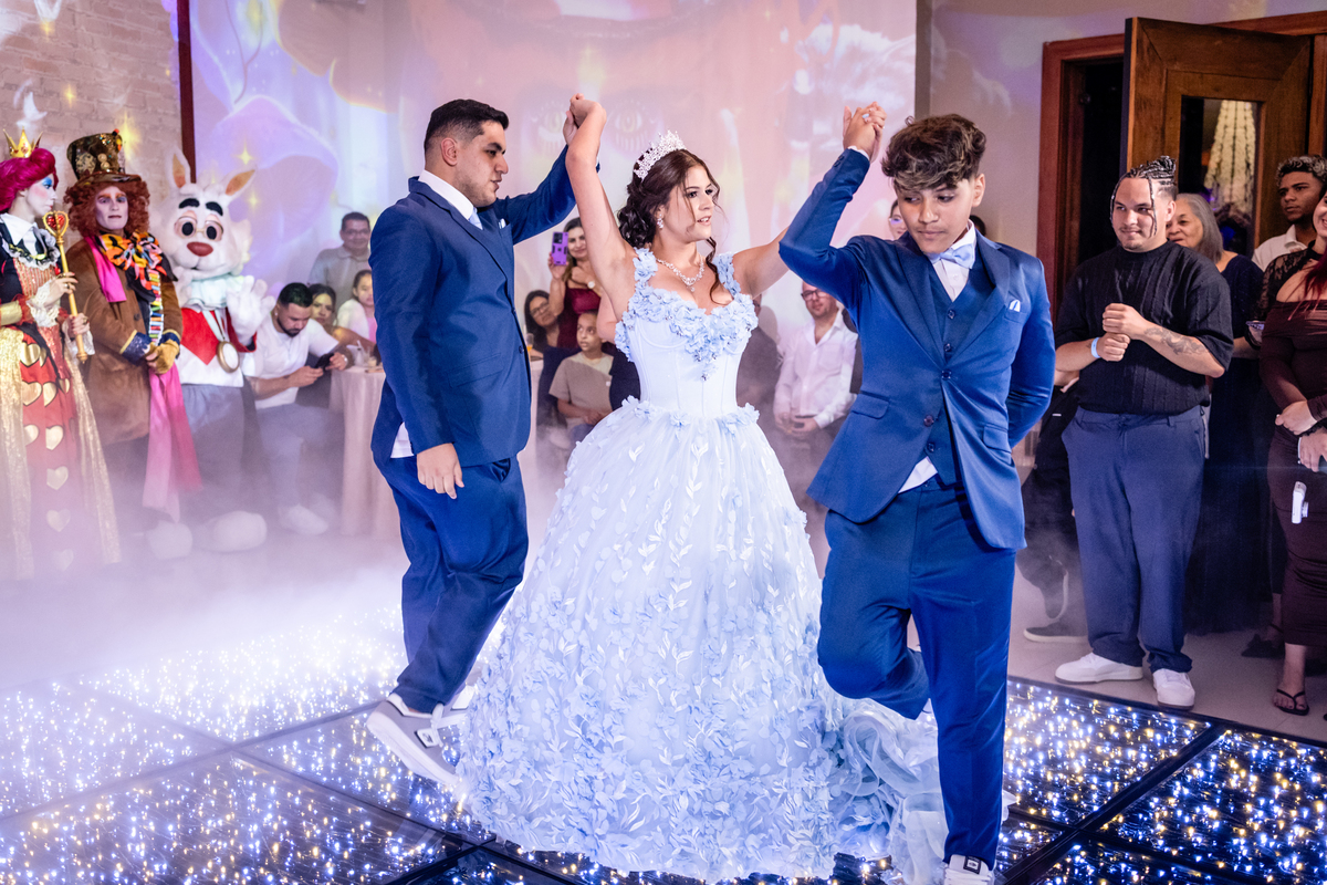 15anos, debutante, festade15anos, xvanos, decoracaode15anos, festaglam, decoracaomoderna, neonparty, festasofisticada, fotografiadeeventos, eventos15anos, decoracaodebutante, partydecor, cenário, brilho, requinte, estilo, decoração, vestido, balada