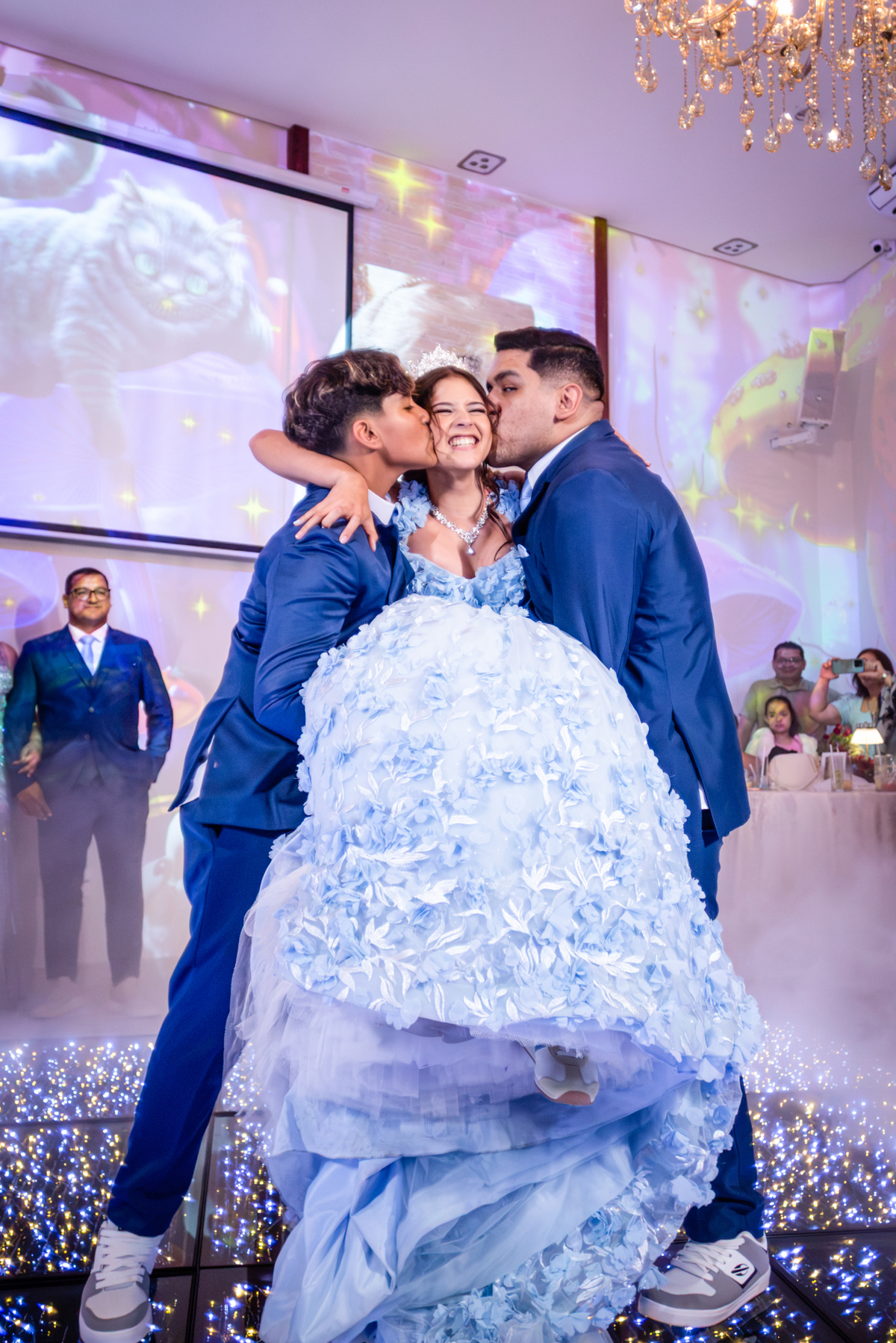 15anos, debutante, festade15anos, xvanos, decoracaode15anos, festaglam, decoracaomoderna, neonparty, festasofisticada, fotografiadeeventos, eventos15anos, decoracaodebutante, partydecor, cenário, brilho, requinte, estilo, decoração, vestido, balada