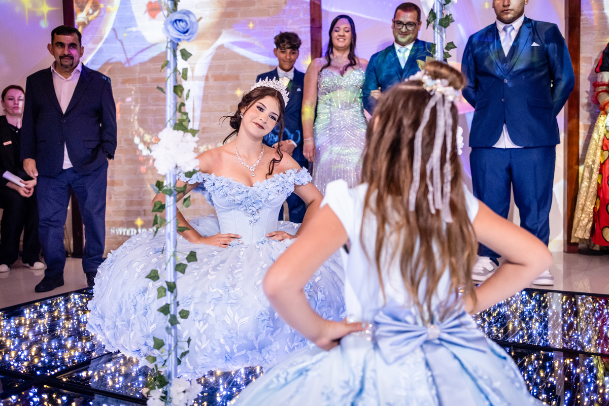 15anos, debutante, festade15anos, xvanos, decoracaode15anos, festaglam, decoracaomoderna, neonparty, festasofisticada, fotografiadeeventos, eventos15anos, decoracaodebutante, partydecor, cenário, brilho, requinte, estilo, decoração, vestido, balada