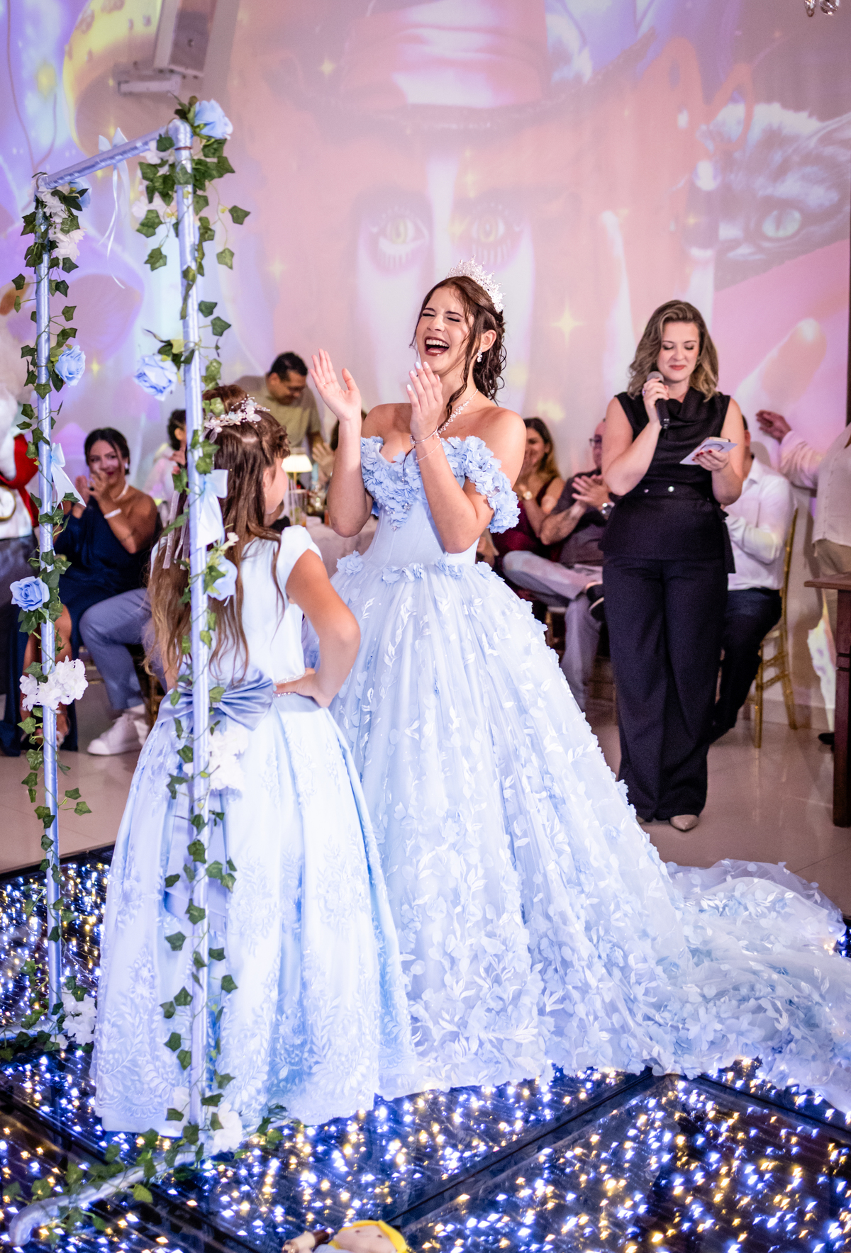 15anos, debutante, festade15anos, xvanos, decoracaode15anos, festaglam, decoracaomoderna, neonparty, festasofisticada, fotografiadeeventos, eventos15anos, decoracaodebutante, partydecor, cenário, brilho, requinte, estilo, decoração, vestido, balada