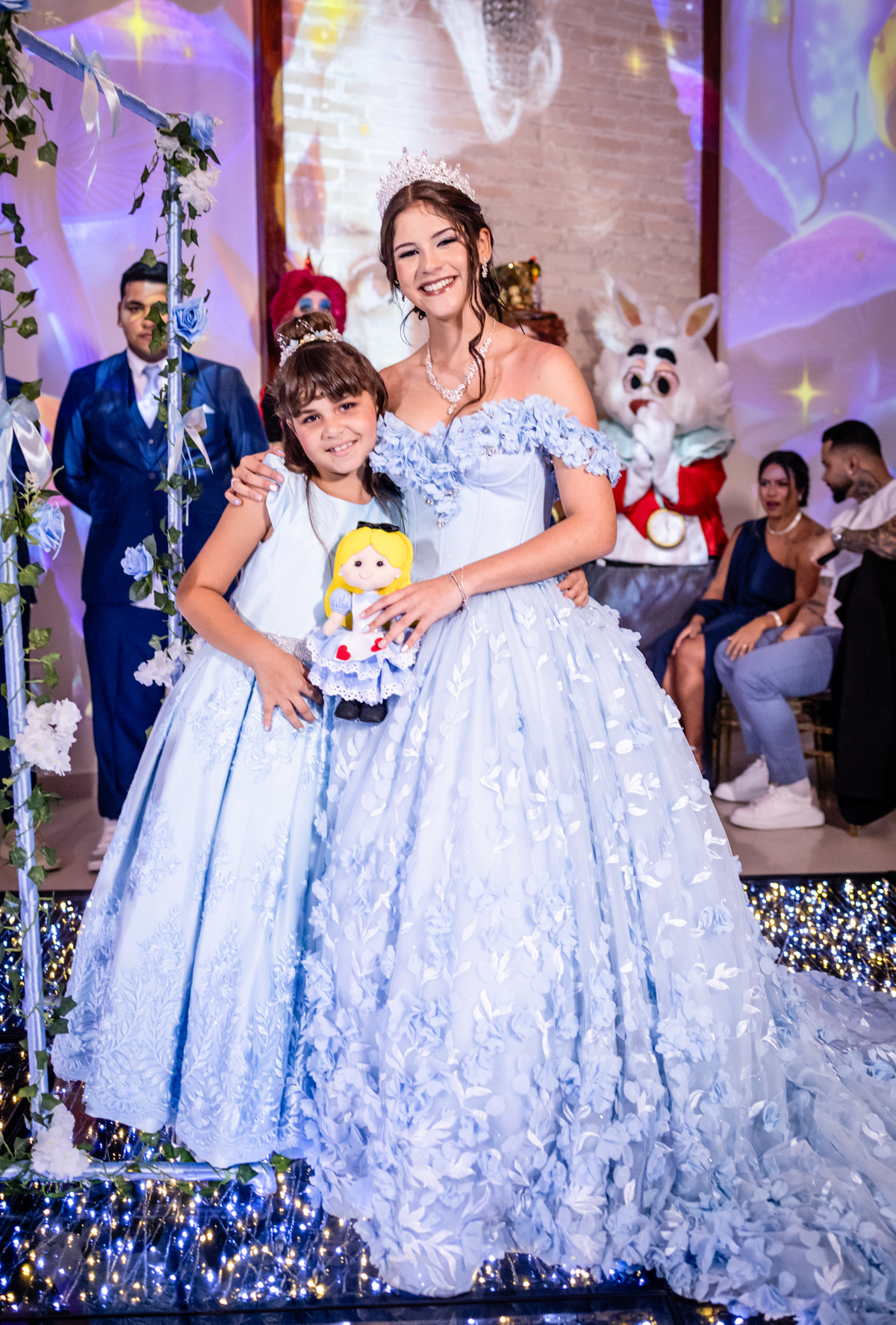 15anos, debutante, festade15anos, xvanos, decoracaode15anos, festaglam, decoracaomoderna, neonparty, festasofisticada, fotografiadeeventos, eventos15anos, decoracaodebutante, partydecor, cenário, brilho, requinte, estilo, decoração, vestido, balada