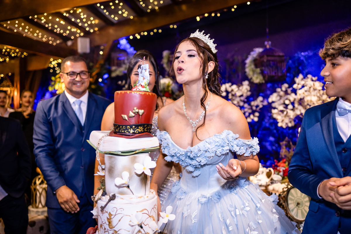 15anos, debutante, festade15anos, xvanos, decoracaode15anos, festaglam, decoracaomoderna, neonparty, festasofisticada, fotografiadeeventos, eventos15anos, decoracaodebutante, partydecor, cenário, brilho, requinte, estilo, decoração, vestido, balada