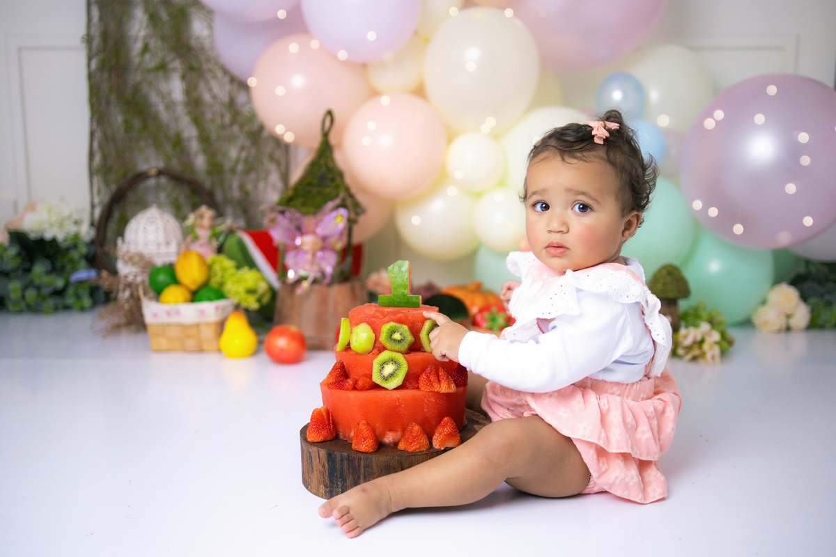 smash the fruit, ensaio infantil,, estúdio fotográfico, são caetano do sul, fatia do tempo, fotografia criativa, frutas coloridas, bebê sorrindo, aniversário de 1 ano, ensaio divertido, fotografia de bebê, cores vibrantes, infância feliz, fotos