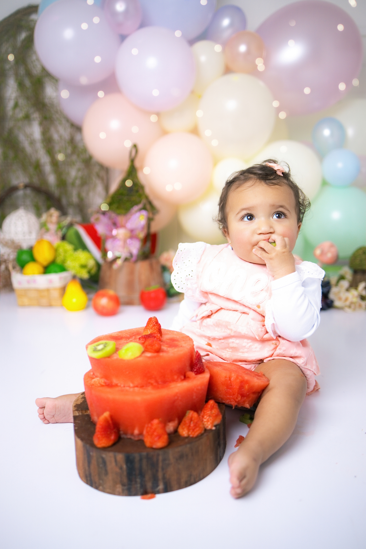 smash the fruit, ensaio infantil,, estúdio fotográfico, são caetano do sul, fatia do tempo, fotografia criativa, frutas coloridas, bebê sorrindo, aniversário de 1 ano, ensaio divertido, fotografia de bebê, cores vibrantes, infância feliz, fotos