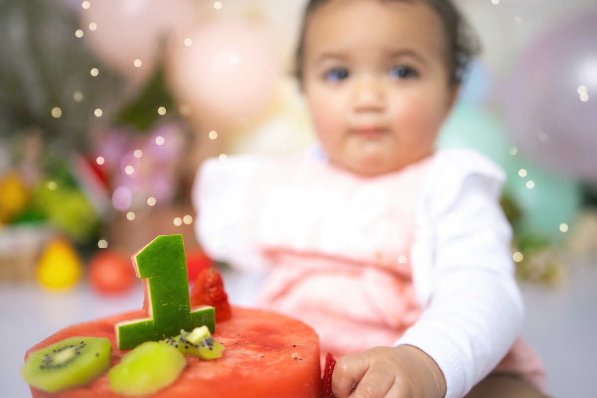 smash the fruit, ensaio infantil,, estúdio fotográfico, são caetano do sul, fatia do tempo, fotografia criativa, frutas coloridas, bebê sorrindo, aniversário de 1 ano, ensaio divertido, fotografia de bebê, cores vibrantes, infância feliz, fotos