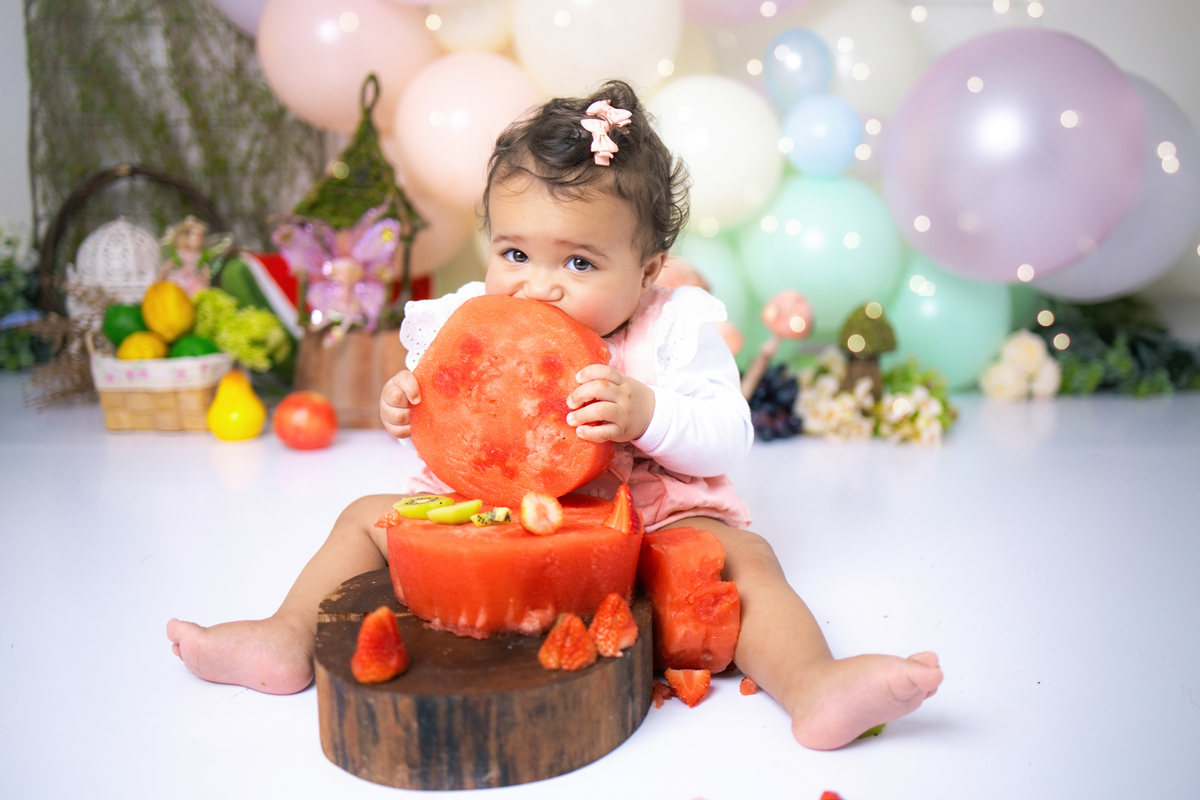 smash the fruit, ensaio infantil,, estúdio fotográfico, são caetano do sul, fatia do tempo, fotografia criativa, frutas coloridas, bebê sorrindo, aniversário de 1 ano, ensaio divertido, fotografia de bebê, cores vibrantes, infância feliz, fotos