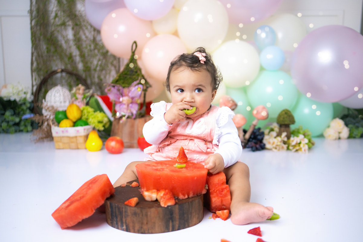 smash the fruit, ensaio infantil,, estúdio fotográfico, são caetano do sul, fatia do tempo, fotografia criativa, frutas coloridas, bebê sorrindo, aniversário de 1 ano, ensaio divertido, fotografia de bebê, cores vibrantes, infância feliz, fotos