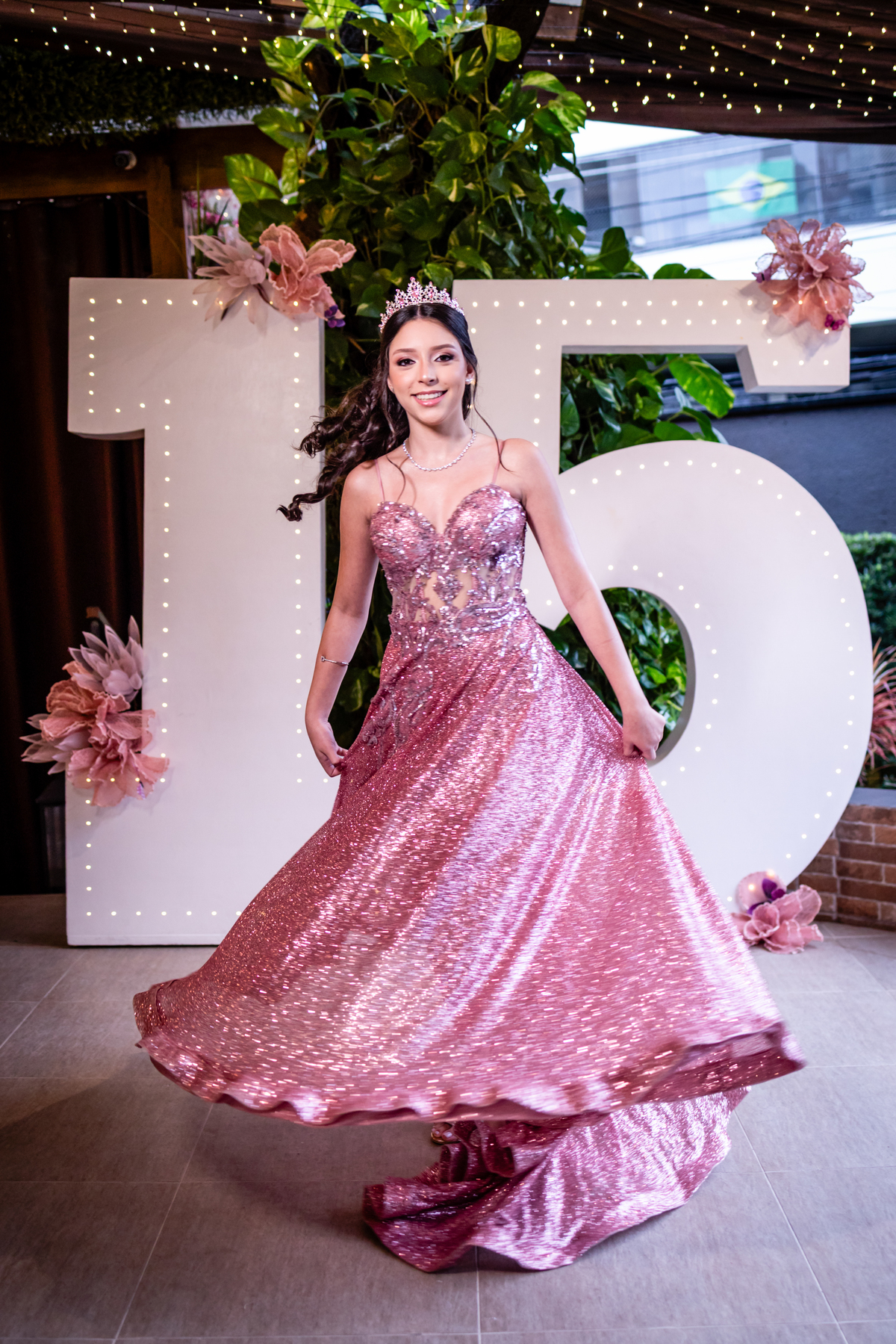 15anos, debutante, festade15anos, xvanos, decoracaode15anos, festaglam, decoracaomoderna,, festasofisticada, fotografiadeeventos, eventos15anos, decoracaodebutante, partydecor, cenário, brilho, requinte, estilo, decoração, vestido, balada