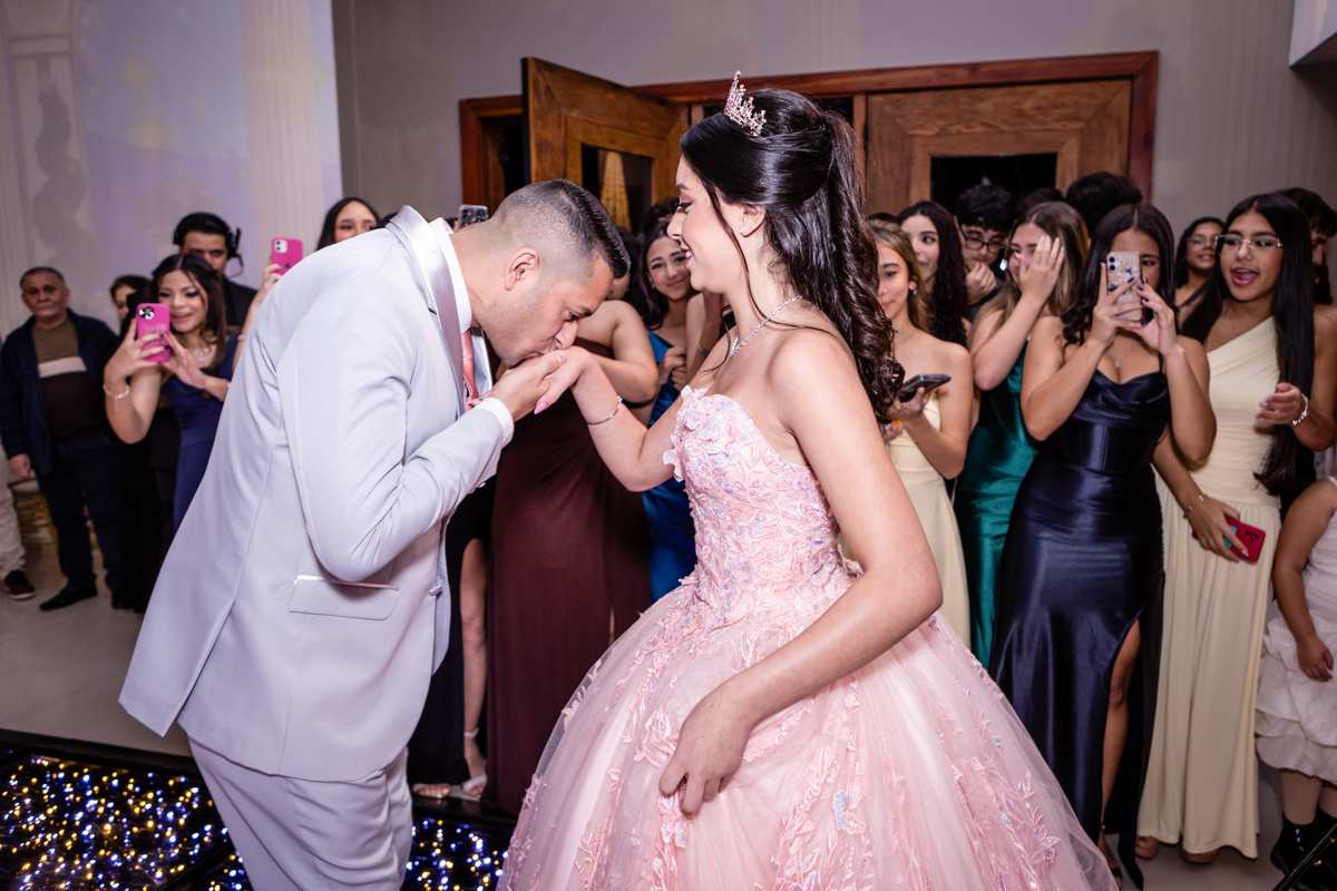 15anos, debutante, festade15anos, xvanos, decoracaode15anos, festaglam, decoracaomoderna,, festasofisticada, fotografiadeeventos, eventos15anos, decoracaodebutante, partydecor, cenário, brilho, requinte, estilo, decoração, vestido, balada