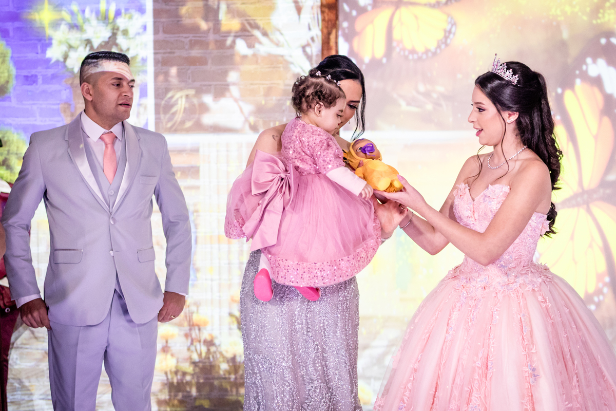 15anos, debutante, festade15anos, xvanos, decoracaode15anos, festaglam, decoracaomoderna,, festasofisticada, fotografiadeeventos, eventos15anos, decoracaodebutante, partydecor, cenário, brilho, requinte, estilo, decoração, vestido, balada