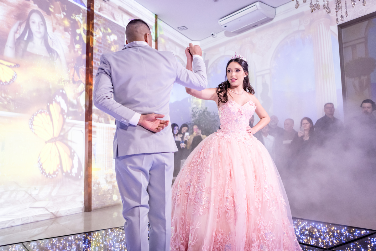 15anos, debutante, festade15anos, xvanos, decoracaode15anos, festaglam, decoracaomoderna,, festasofisticada, fotografiadeeventos, eventos15anos, decoracaodebutante, partydecor, cenário, brilho, requinte, estilo, decoração, vestido, balada