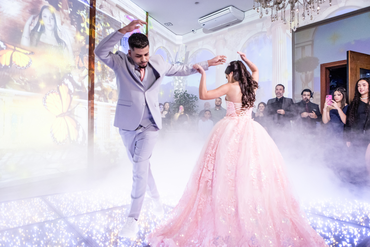 15anos, debutante, festade15anos, xvanos, decoracaode15anos, festaglam, decoracaomoderna,, festasofisticada, fotografiadeeventos, eventos15anos, decoracaodebutante, partydecor, cenário, brilho, requinte, estilo, decoração, vestido, balada