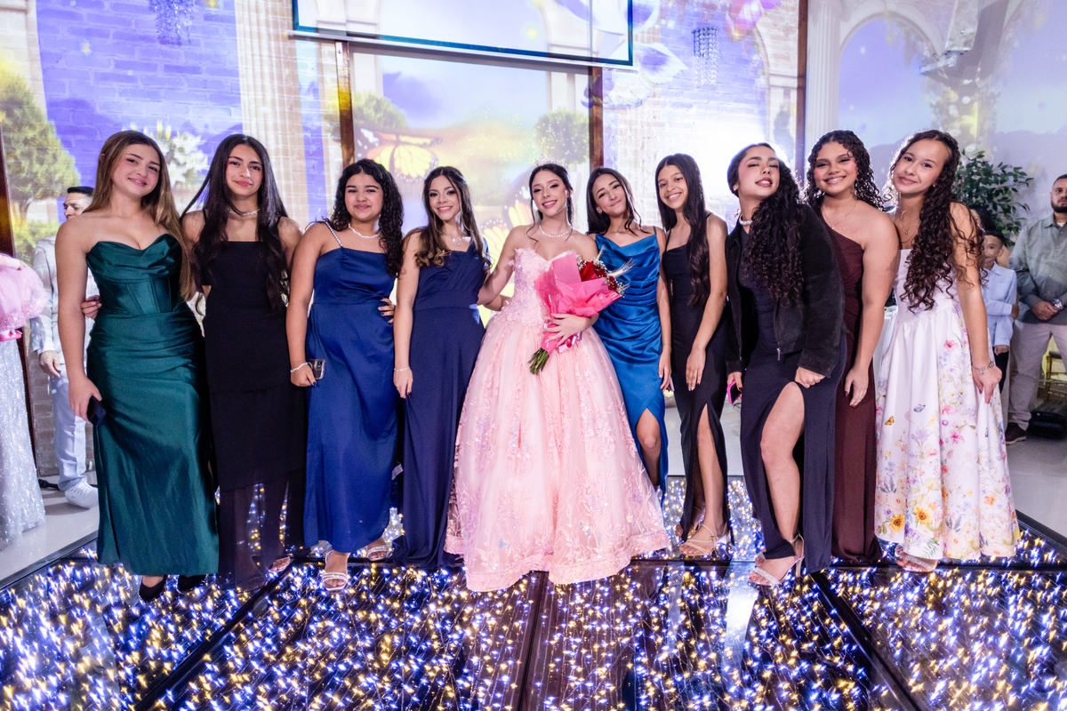 15anos, debutante, festade15anos, xvanos, decoracaode15anos, festaglam, decoracaomoderna,, festasofisticada, fotografiadeeventos, eventos15anos, decoracaodebutante, partydecor, cenário, brilho, requinte, estilo, decoração, vestido, balada