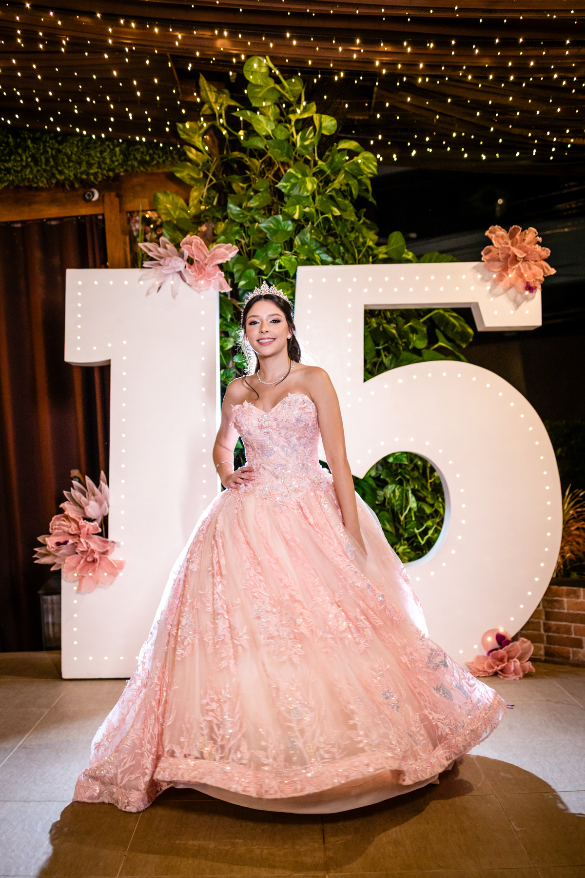 15anos, debutante, festade15anos, xvanos, decoracaode15anos, festaglam, decoracaomoderna,, festasofisticada, fotografiadeeventos, eventos15anos, decoracaodebutante, partydecor, cenário, brilho, requinte, estilo, decoração, vestido, balada