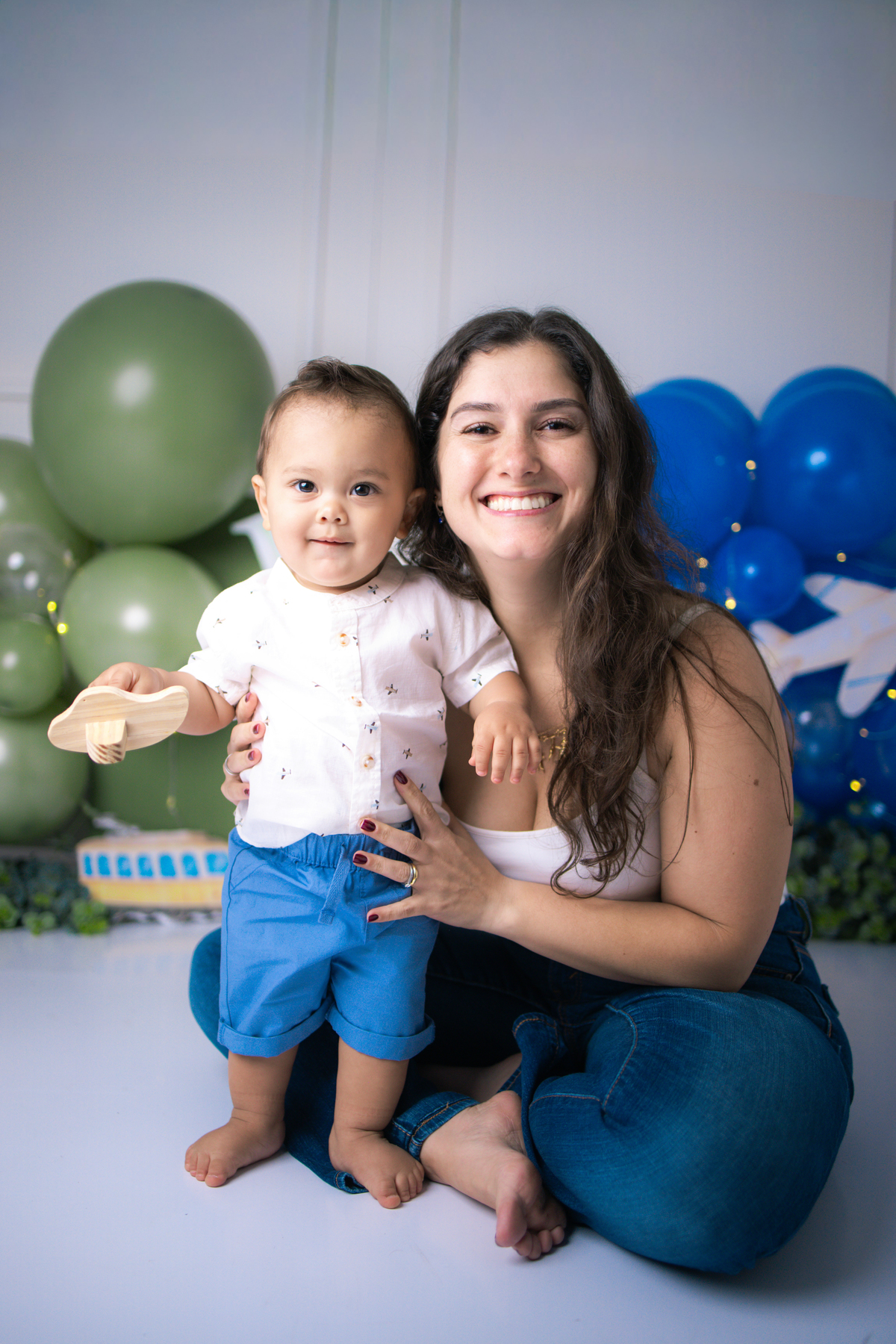 smash the cake, ensaio infantil,, estúdio fotográfico, são caetano do sul, fatia do tempo, fotografia criativa, Disney, mikey, bebê sorrindo, aniversário de 1 ano, ensaio divertido, fotografia de bebê, cores vibrantes, infância feliz, fotos