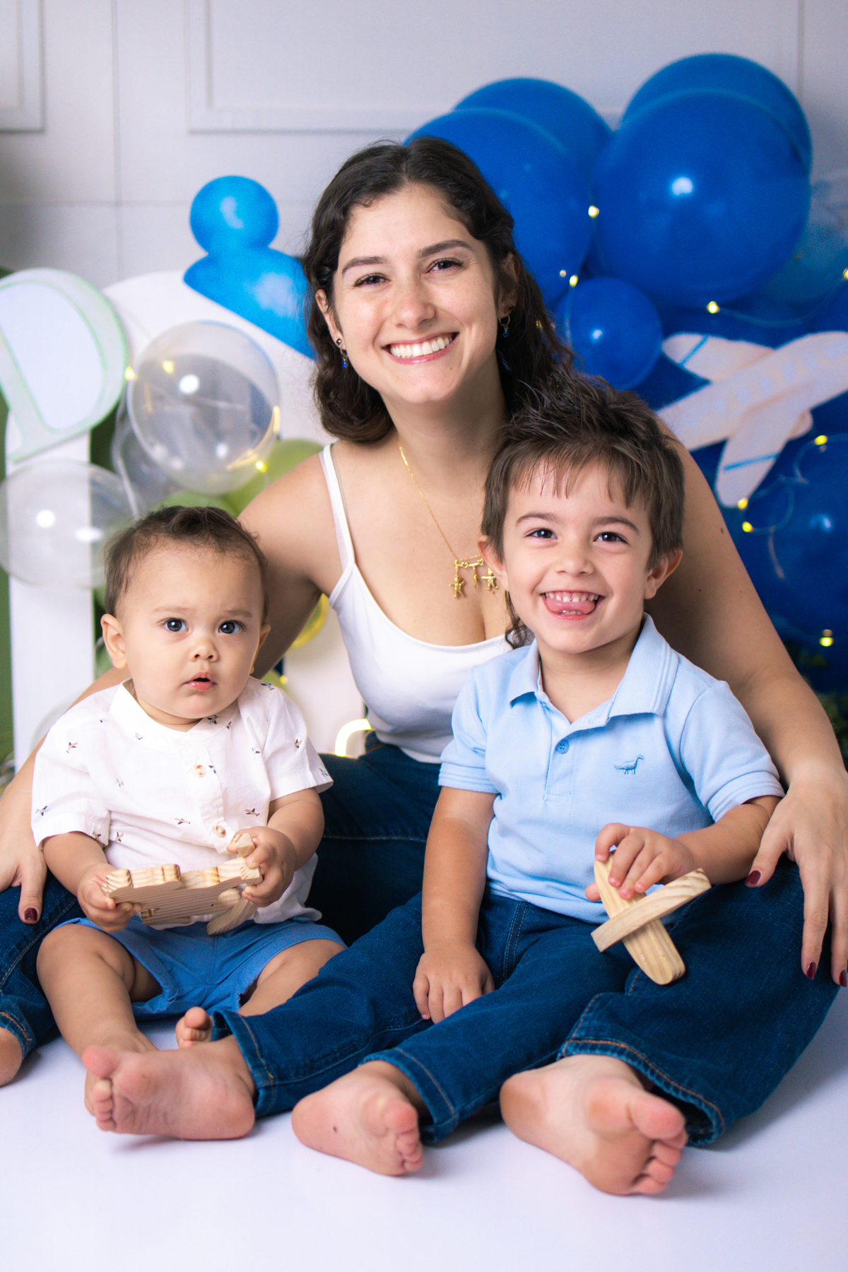 smash the cake, ensaio infantil,, estúdio fotográfico, são caetano do sul, fatia do tempo, fotografia criativa, Disney, mikey, bebê sorrindo, aniversário de 1 ano, ensaio divertido, fotografia de bebê, cores vibrantes, infância feliz, fotos