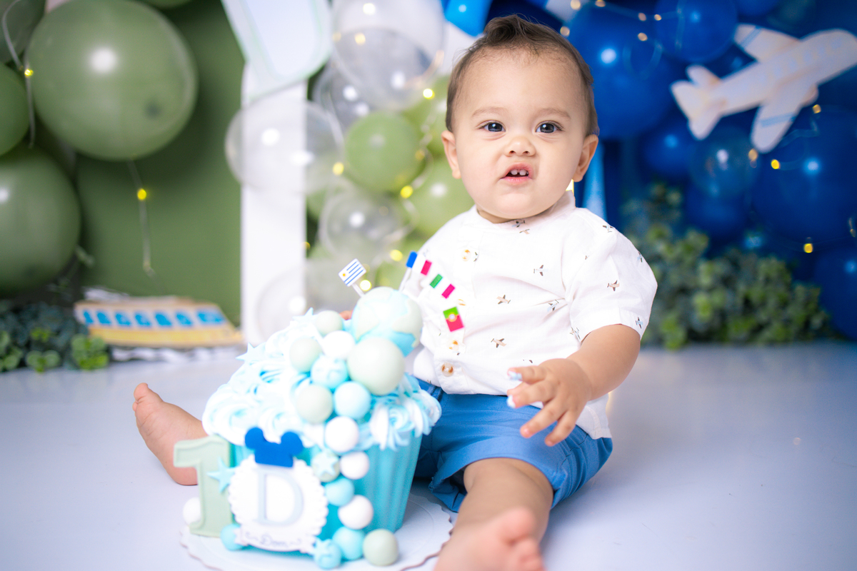 smash the cake, ensaio infantil,, estúdio fotográfico, são caetano do sul, fatia do tempo, fotografia criativa, Disney, mikey, bebê sorrindo, aniversário de 1 ano, ensaio divertido, fotografia de bebê, cores vibrantes, infância feliz, fotos