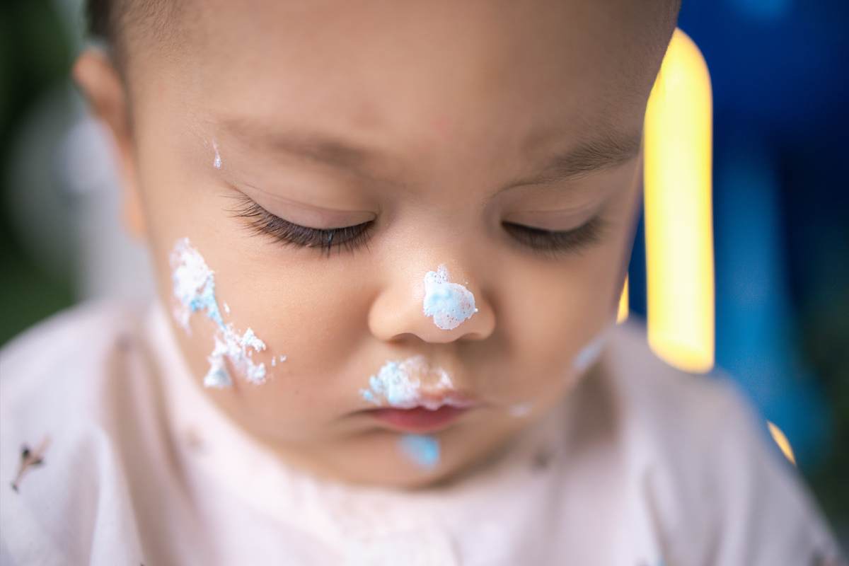 smash the cake, ensaio infantil,, estúdio fotográfico, são caetano do sul, fatia do tempo, fotografia criativa, Disney, mikey, bebê sorrindo, aniversário de 1 ano, ensaio divertido, fotografia de bebê, cores vibrantes, infância feliz, fotos