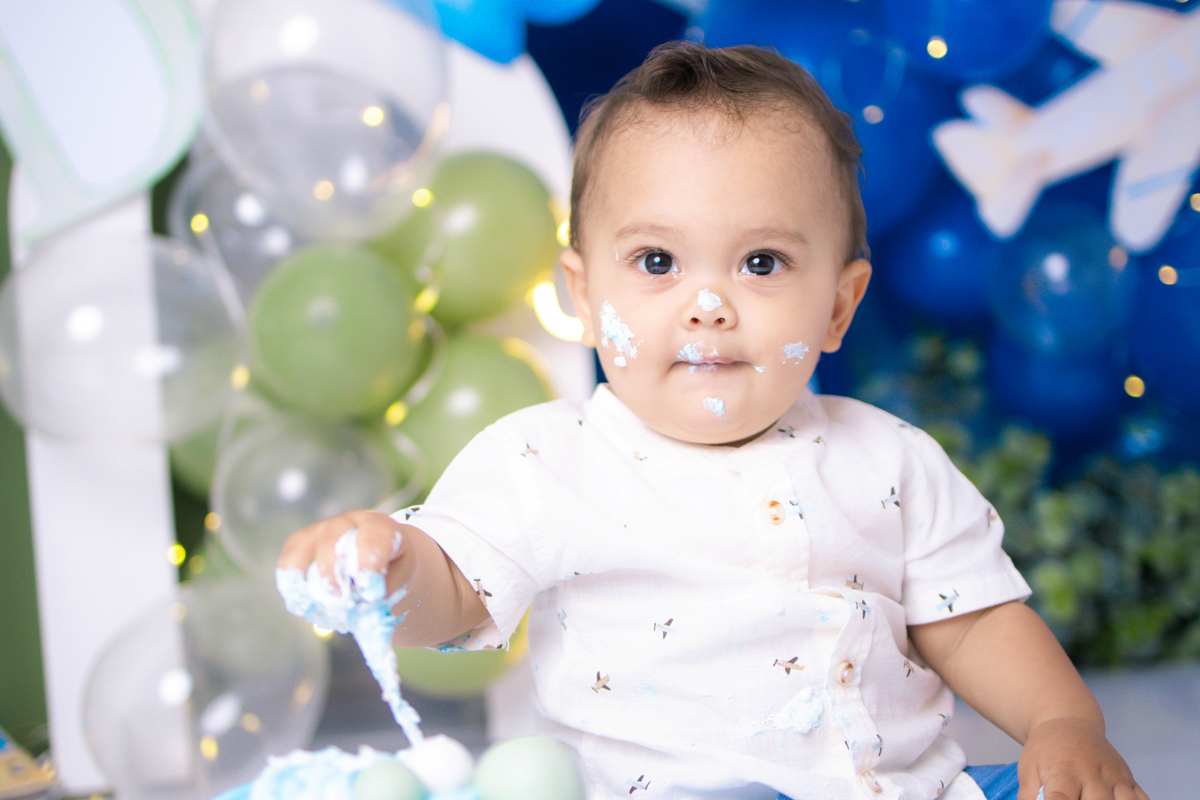 smash the cake, ensaio infantil,, estúdio fotográfico, são caetano do sul, fatia do tempo, fotografia criativa, Disney, mikey, bebê sorrindo, aniversário de 1 ano, ensaio divertido, fotografia de bebê, cores vibrantes, infância feliz, fotos