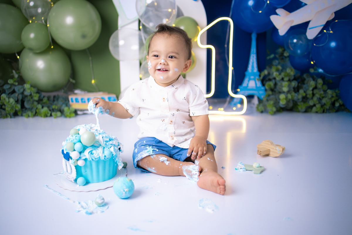 smash the cake, ensaio infantil,, estúdio fotográfico, são caetano do sul, fatia do tempo, fotografia criativa, Disney, mikey, bebê sorrindo, aniversário de 1 ano, ensaio divertido, fotografia de bebê, cores vibrantes, infância feliz, fotos