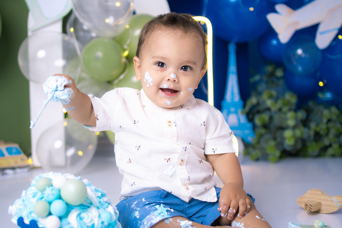smash the cake, ensaio infantil,, estúdio fotográfico, são caetano do sul, fatia do tempo, fotografia criativa, Disney, mikey, bebê sorrindo, aniversário de 1 ano, ensaio divertido, fotografia de bebê, cores vibrantes, infância feliz, fotos