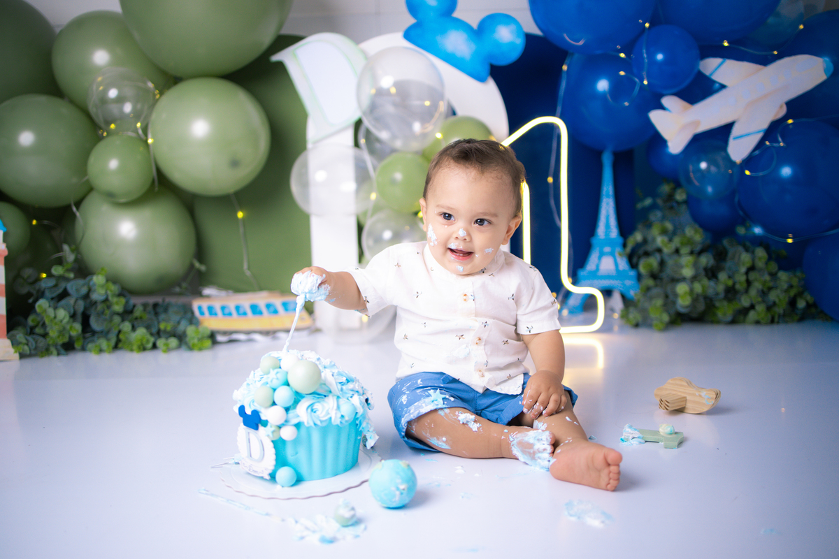 smash the cake, ensaio infantil,, estúdio fotográfico, são caetano do sul, fatia do tempo, fotografia criativa, Disney, mikey, bebê sorrindo, aniversário de 1 ano, ensaio divertido, fotografia de bebê, cores vibrantes, infância feliz, fotos