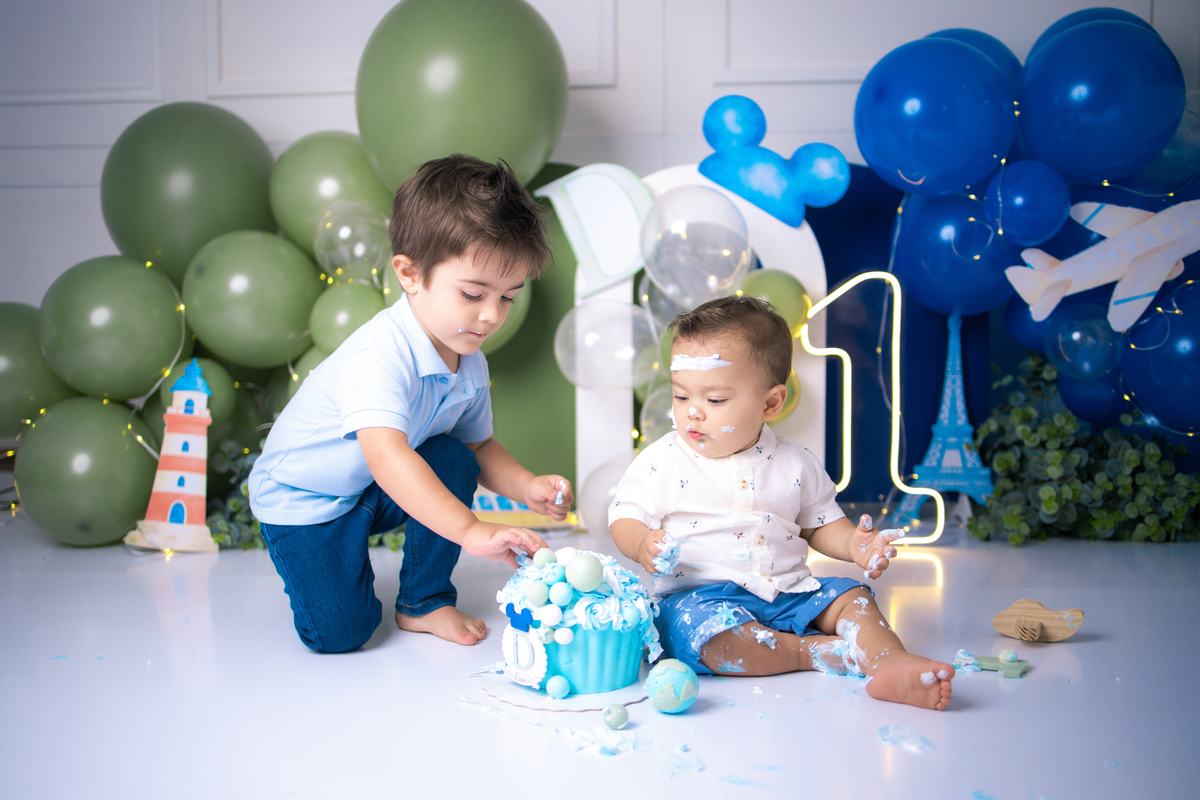 smash the cake, ensaio infantil,, estúdio fotográfico, são caetano do sul, fatia do tempo, fotografia criativa, Disney, mikey, bebê sorrindo, aniversário de 1 ano, ensaio divertido, fotografia de bebê, cores vibrantes, infância feliz, fotos
