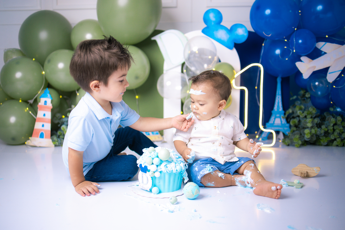 smash the cake, ensaio infantil,, estúdio fotográfico, são caetano do sul, fatia do tempo, fotografia criativa, Disney, mikey, bebê sorrindo, aniversário de 1 ano, ensaio divertido, fotografia de bebê, cores vibrantes, infância feliz, fotos