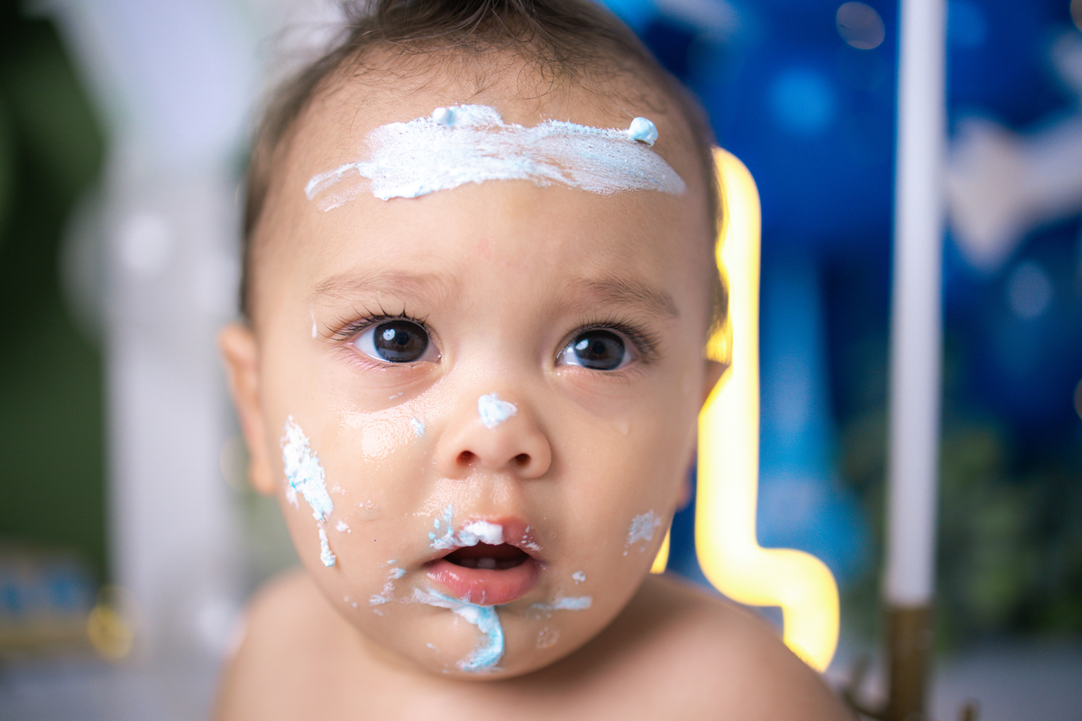 smash the cake, ensaio infantil,, estúdio fotográfico, são caetano do sul, fatia do tempo, fotografia criativa, Disney, mikey, bebê sorrindo, aniversário de 1 ano, ensaio divertido, fotografia de bebê, cores vibrantes, infância feliz, fotos