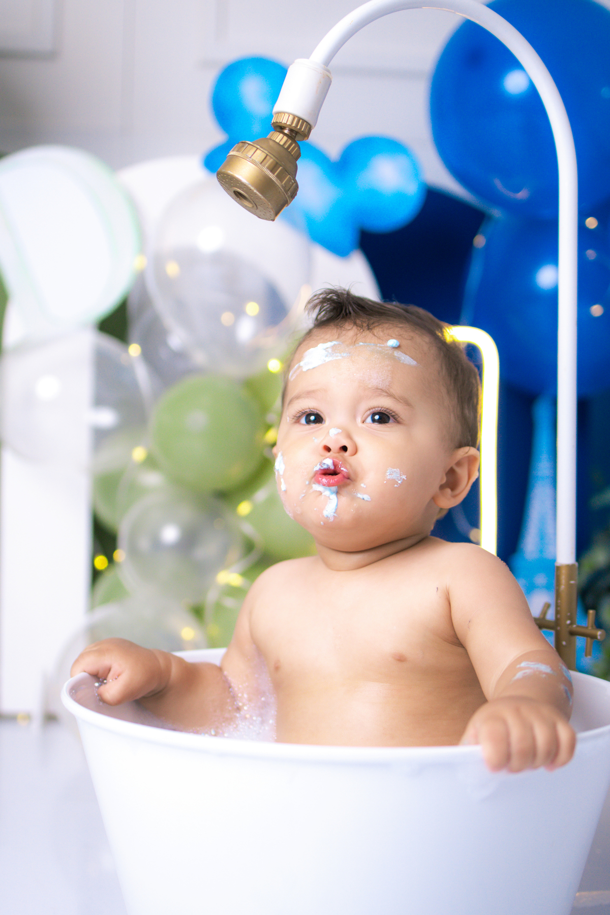 smash the cake, ensaio infantil,, estúdio fotográfico, são caetano do sul, fatia do tempo, fotografia criativa, Disney, mikey, bebê sorrindo, aniversário de 1 ano, ensaio divertido, fotografia de bebê, cores vibrantes, infância feliz, fotos