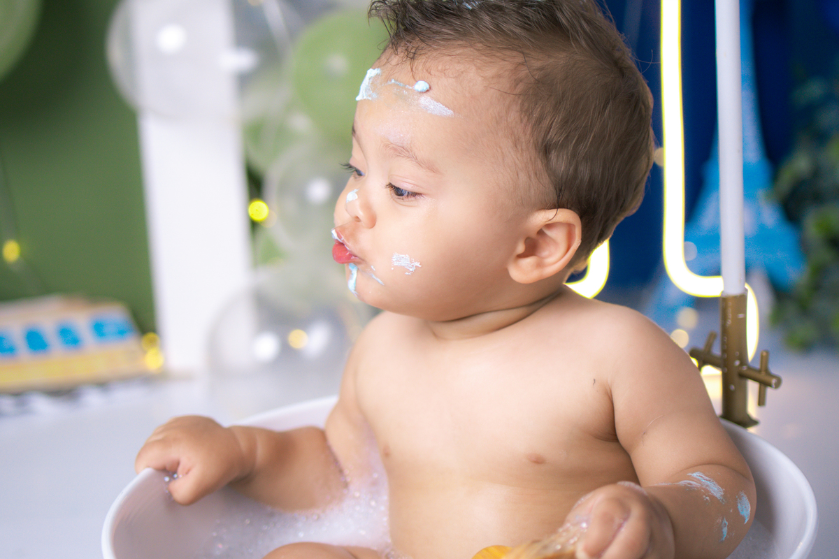 smash the cake, ensaio infantil,, estúdio fotográfico, são caetano do sul, fatia do tempo, fotografia criativa, Disney, mikey, bebê sorrindo, aniversário de 1 ano, ensaio divertido, fotografia de bebê, cores vibrantes, infância feliz, fotos