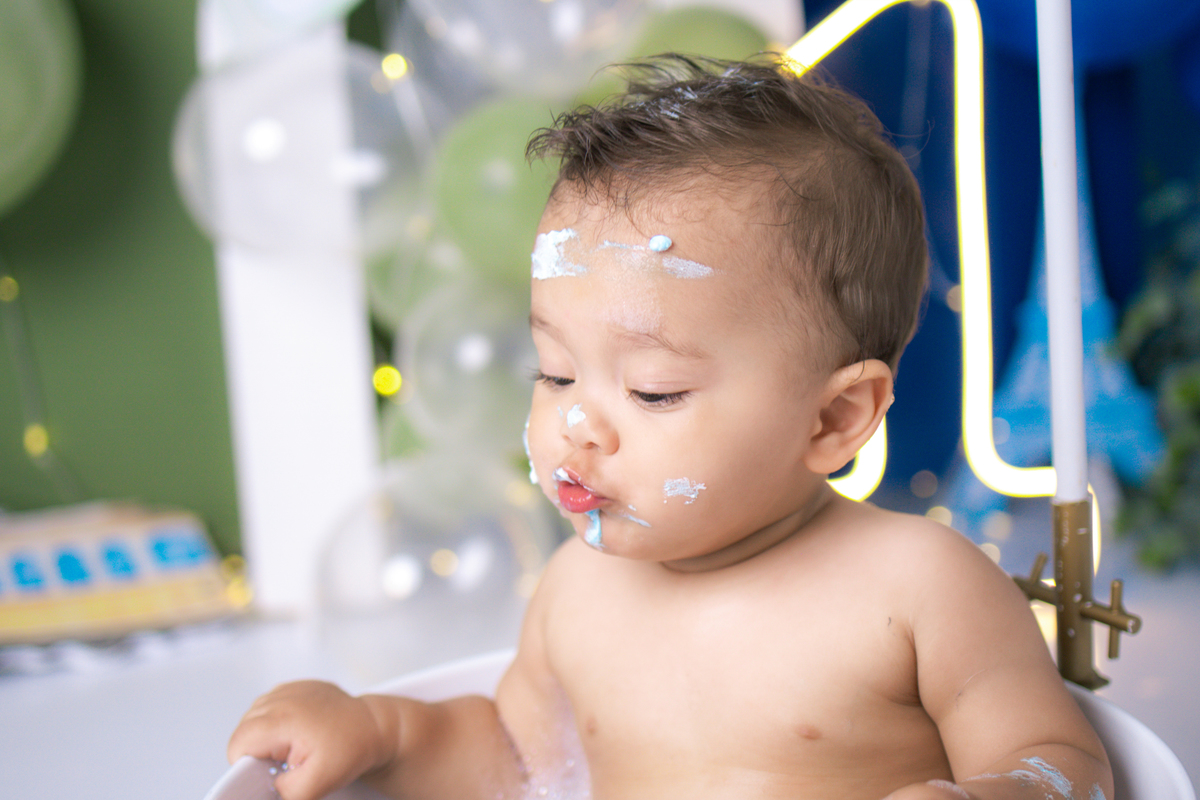 smash the cake, ensaio infantil,, estúdio fotográfico, são caetano do sul, fatia do tempo, fotografia criativa, Disney, mikey, bebê sorrindo, aniversário de 1 ano, ensaio divertido, fotografia de bebê, cores vibrantes, infância feliz, fotos