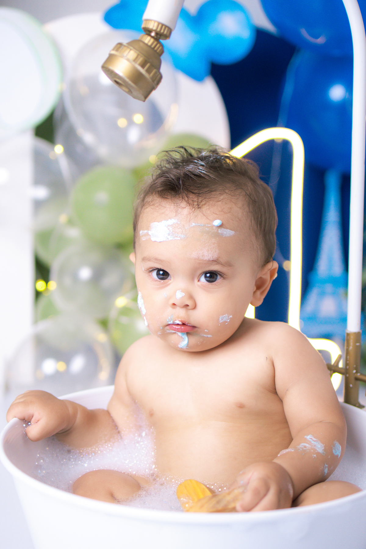 smash the cake, ensaio infantil,, estúdio fotográfico, são caetano do sul, fatia do tempo, fotografia criativa, Disney, mikey, bebê sorrindo, aniversário de 1 ano, ensaio divertido, fotografia de bebê, cores vibrantes, infância feliz, fotos