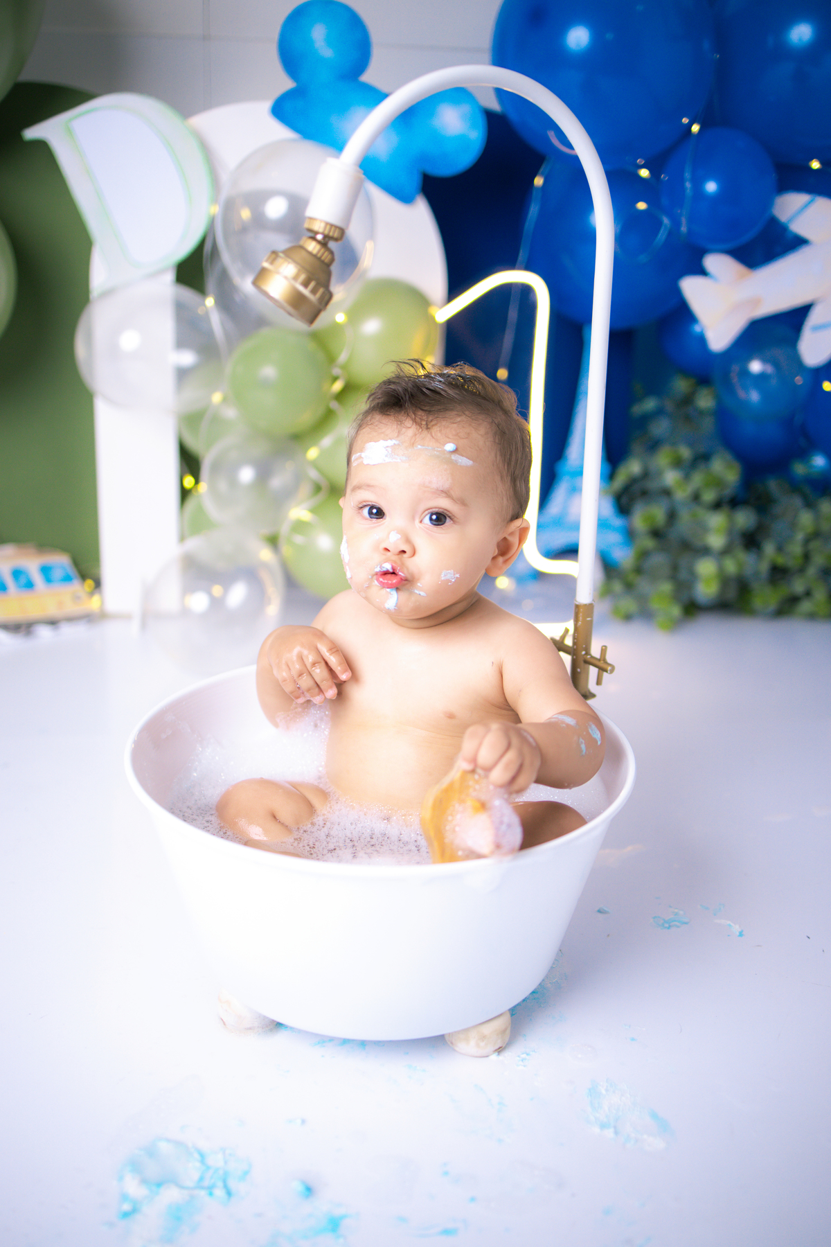 smash the cake, ensaio infantil,, estúdio fotográfico, são caetano do sul, fatia do tempo, fotografia criativa, Disney, mikey, bebê sorrindo, aniversário de 1 ano, ensaio divertido, fotografia de bebê, cores vibrantes, infância feliz, fotos