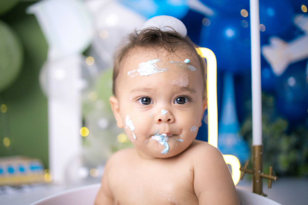 smash the cake, ensaio infantil,, estúdio fotográfico, são caetano do sul, fatia do tempo, fotografia criativa, Disney, mikey, bebê sorrindo, aniversário de 1 ano, ensaio divertido, fotografia de bebê, cores vibrantes, infância feliz, fotos