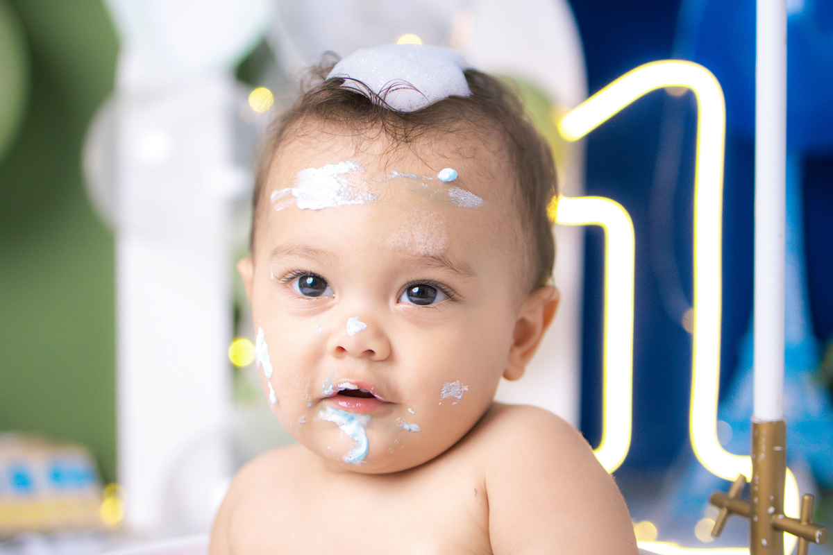 smash the cake, ensaio infantil,, estúdio fotográfico, são caetano do sul, fatia do tempo, fotografia criativa, Disney, mikey, bebê sorrindo, aniversário de 1 ano, ensaio divertido, fotografia de bebê, cores vibrantes, infância feliz, fotos